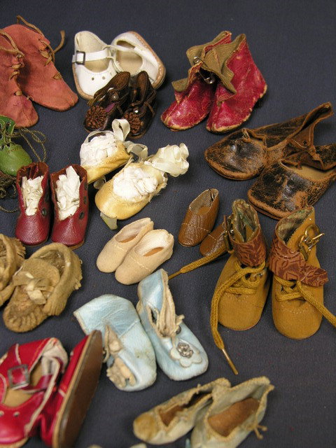 LOT OF 26 PAIR OF DOLL SHOES - 6