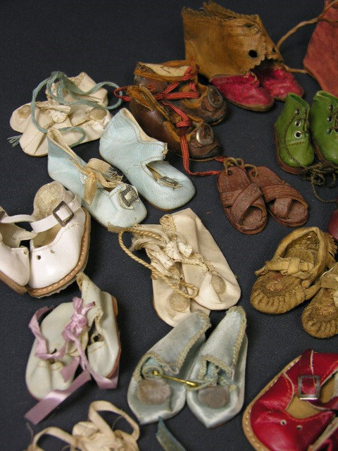 LOT OF 26 PAIR OF DOLL SHOES - 7