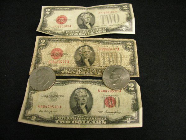 MIXED LOT TWO DOLLAR BILLS AND EISENHOWERS: MIXED LOT TWO DOLLAR BILLS AND EISENHOWERS Three two dollar bills and two 1976 Eisenhowers,