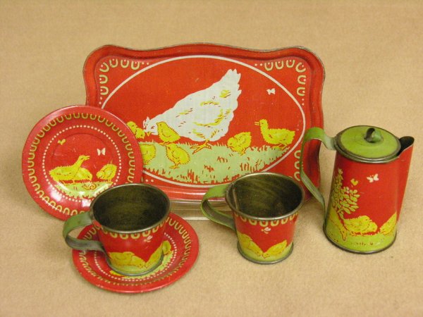 6 PC CHILDS TIN TEA SET CHICKENS: 6 PC CHILDS TIN TEA SET CHICKENS Estate items, Size: tea pot - 3'', tray - 5 3/4'' by 4''