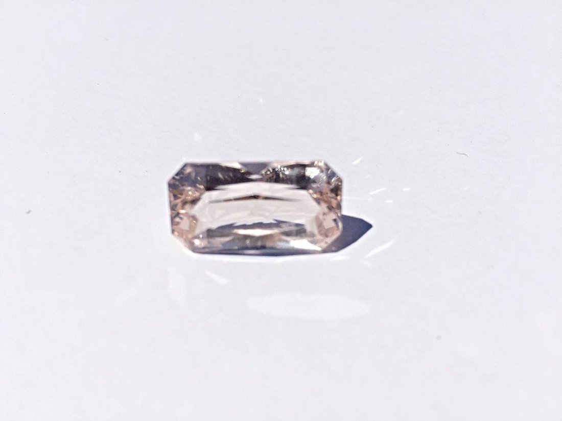 Natural faceted pink beryl morganite: Natural faceted pink beryl morganite - 15,2ct