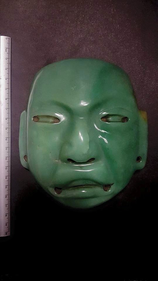 Original Antique Olmec green quartzite death mask: Original certified Antique Olmec green quartzite death mask from 4.BC - 890g (14cm-12.5cm)