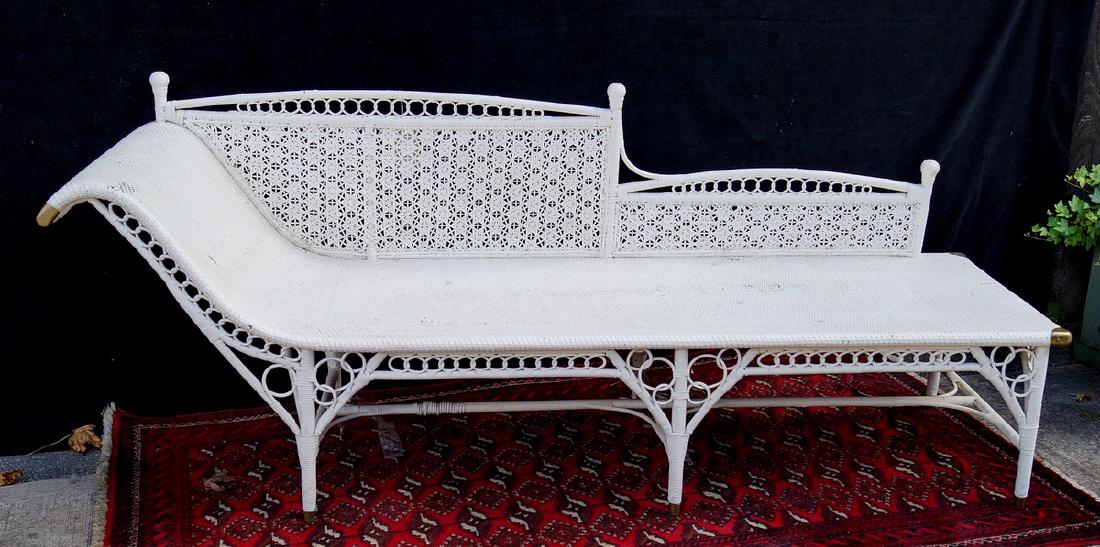 WHITE WICKER CHAISE: WHITE WICKER CHAISE / RECAMIER 32"H 79"L 22"D