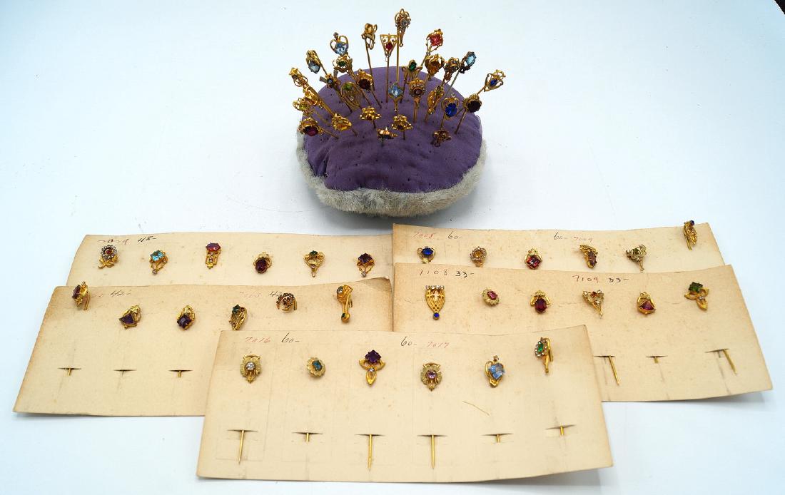 TRAY LOT STICK PINS & CUSHION: TRAY LOT STICK PINS & CUSHION