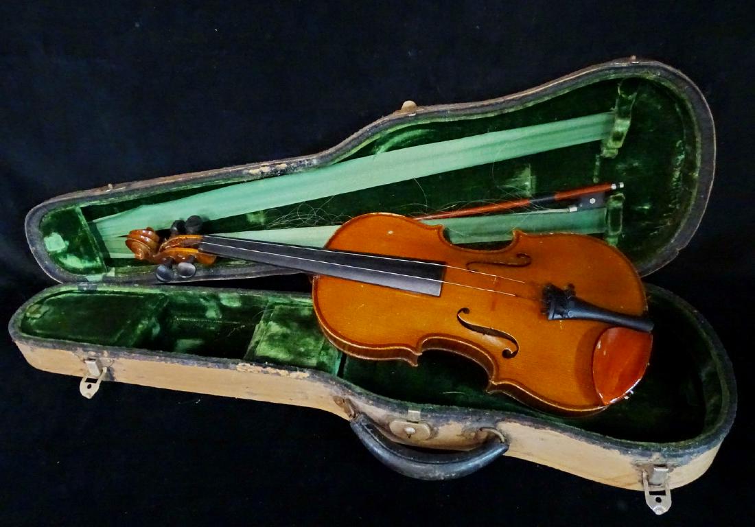 CZECHOSLOVAKIAN VIOLIN STRATOVARIUS REPRODUCTION: CZECHOSLOVAKIAN VIOLIN STRATOVARIUS REPRODUCTION 24"L (CASE & BOW)