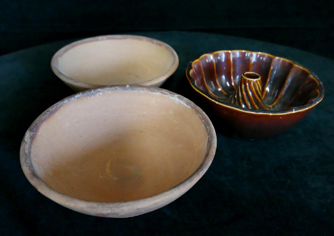 BENNINGTON CAKE MOLD & CLAY BOWLS: BENNINGTON CAKE MOLD & CLAY BOWLS 4"H 9.25" DIA.