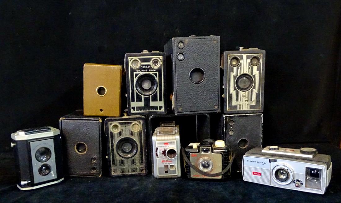 LOT 11 BROWNIE CAMERAS (1 of 5)