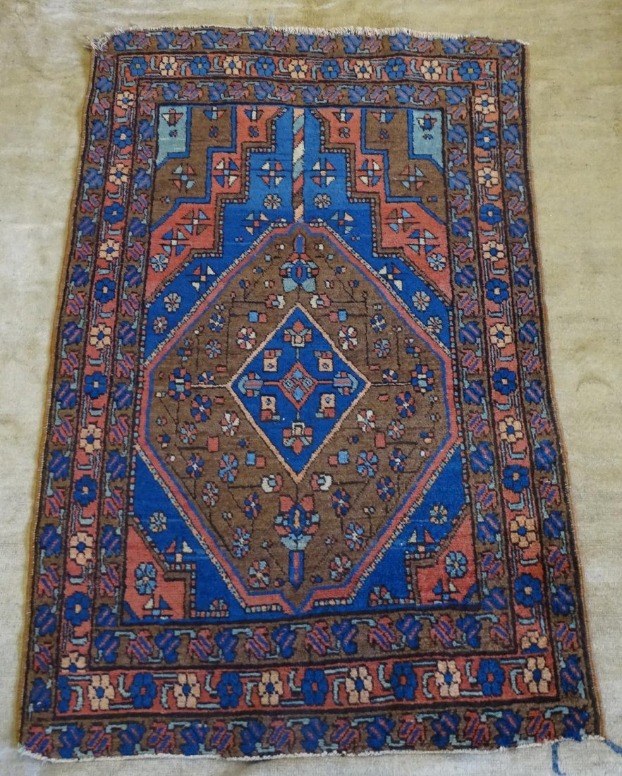 ANTIQUE THROW RUG 4'10" X 3': ANTIQUE THROW RUG 4'10" X 3'