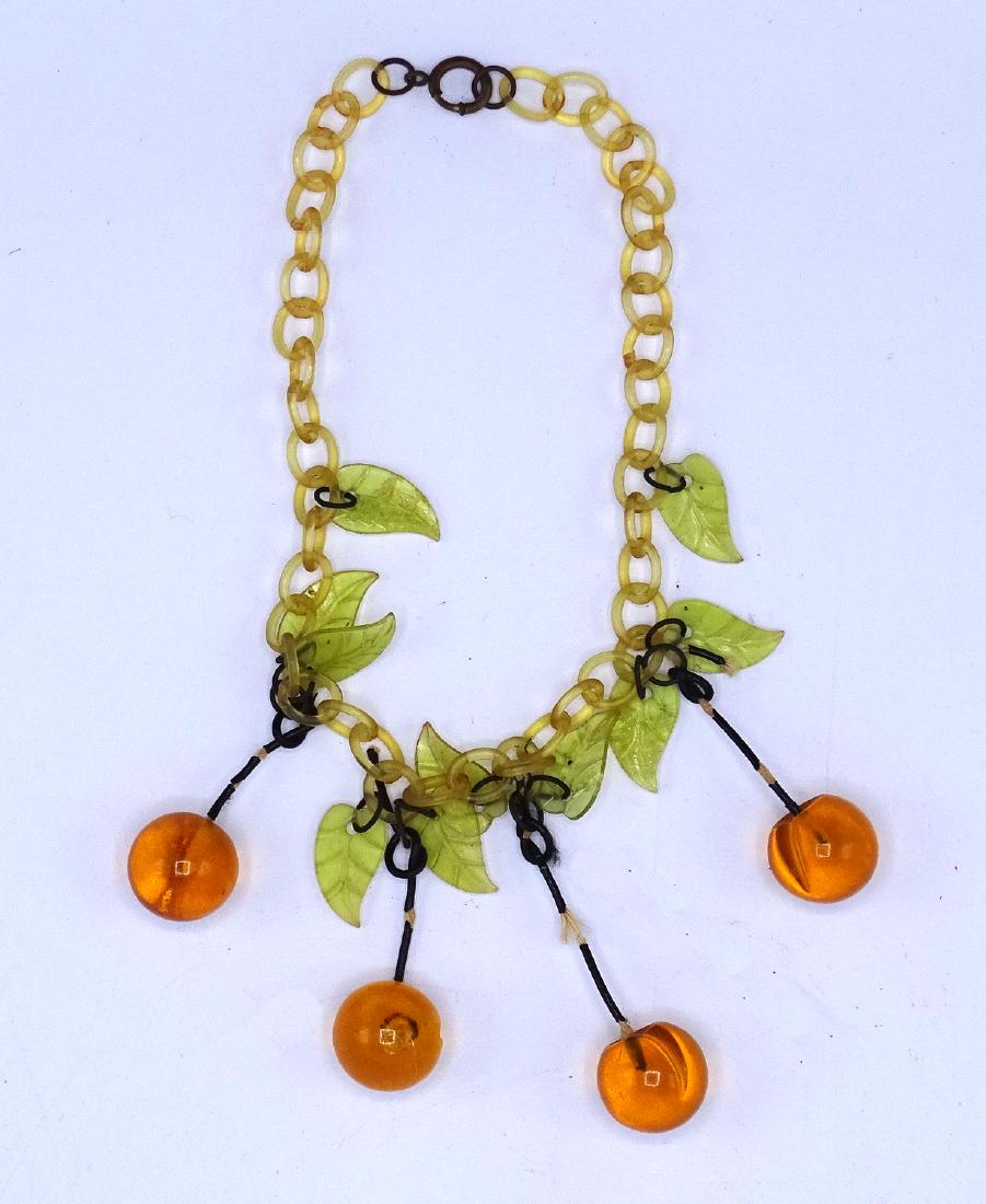BAKELITE APPLE JUICE NECKLACE: BAKELITE APPLE JUICE NECKLACE