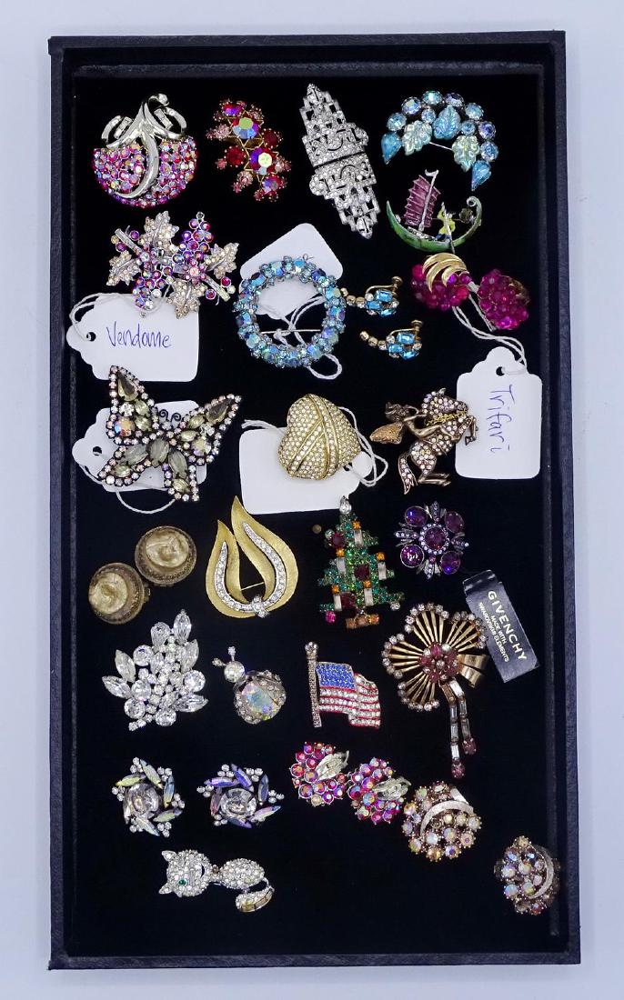 TRAY LOT COSTUME JEWELRY INC. TRIFARI, GIVENCHY & DIOR: TRAY LOT COSTUME JEWELRY INC. TRIFARI, GIVENCHY & DIOR