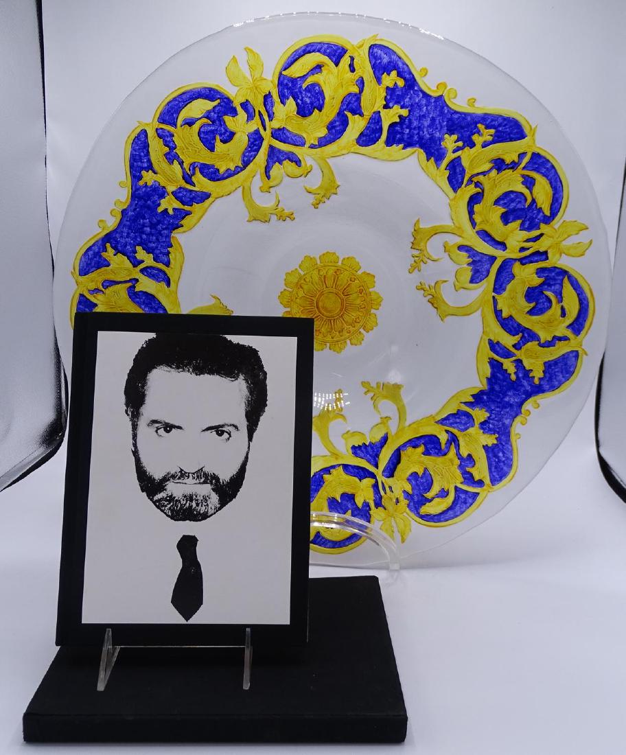 GIANNI VERSACE GLASS CHARGER: GIANNI VERSACE GLASS CHARGER WITH COMMEMORATIVE BOOK 3.25"H 18.75"DIA.