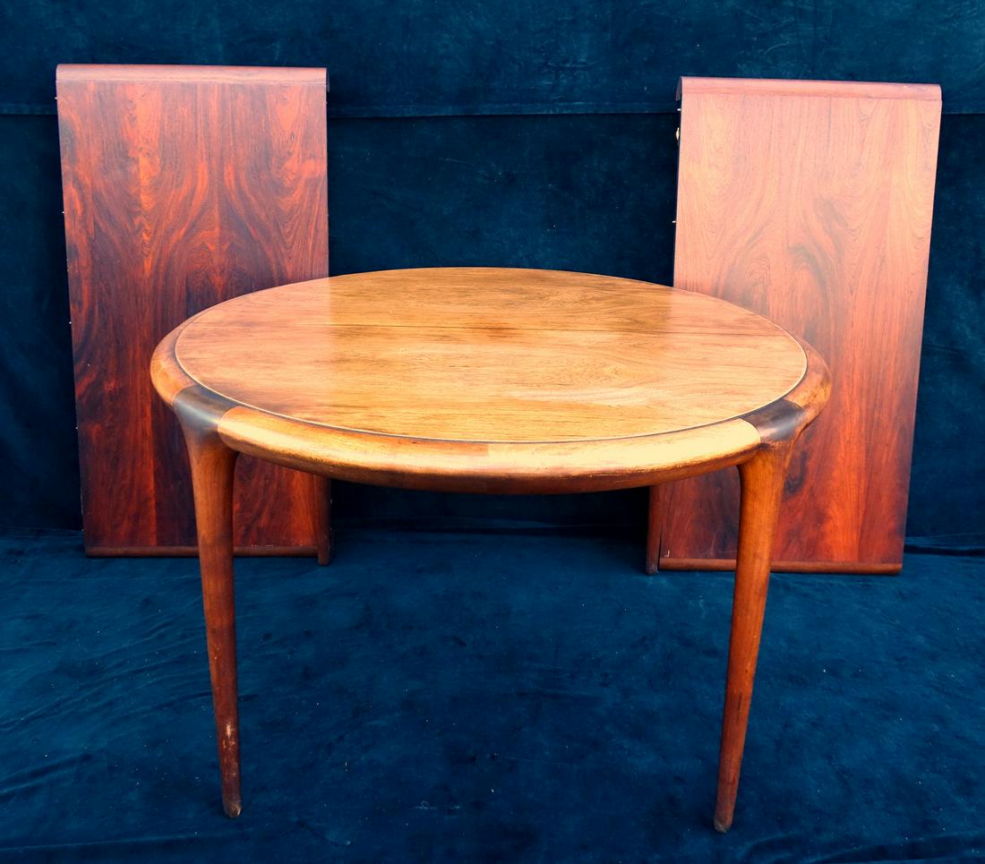 NIELS KOEFOED DANISH MODERN ROSEWOOD CIRCULAR TABLE: NIELS KOEFOED DANISH MODERN ROSEWOOD CIRCULAR TABLE WITH 2 LEAVES 29"H 47" DIA.