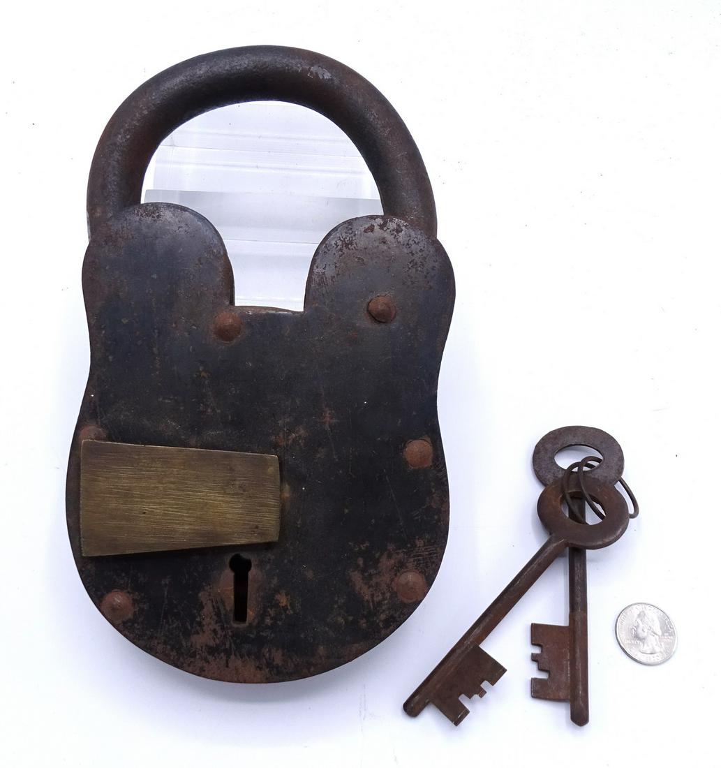 EXTRA LARGE IRON PAD LOCK & KEY: EXTRA LARGE IRON PAD LOCK & KEY 9.5"L