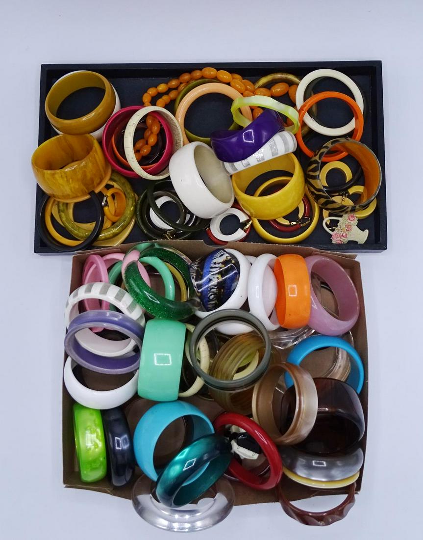 2 TRAY LOTS BANGLE BRACELETS ETC. INC. BAKELITE: 2 TRAY LOTS BANGLE BRACELETS ETC. INC. BAKELITE