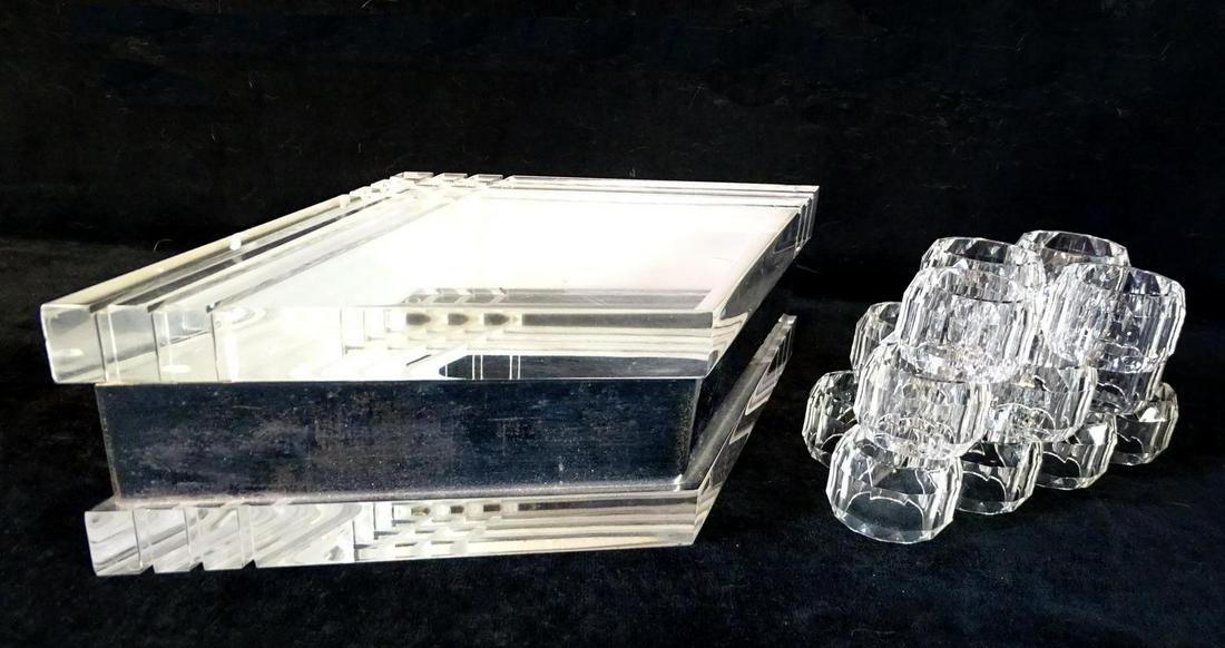 LUCITE BOX & 16 LUCITE NAPKIN RINGS: LUCITE BOX & 16 LUCITE NAPKIN RINGS