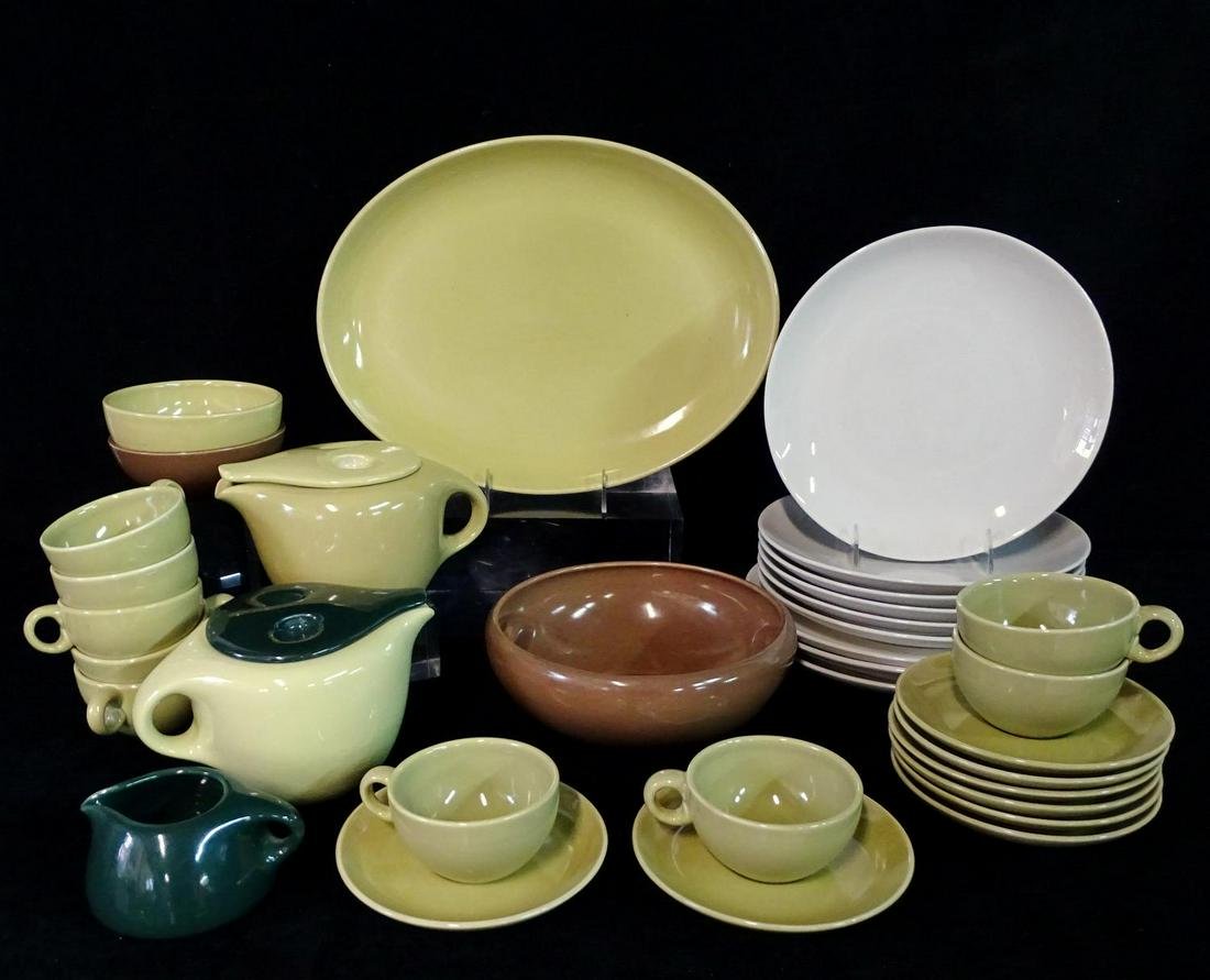 33 PCS. RUSSEL WRIGHT IROQUOIS POTTERY: 33 PCS. RUSSEL WRIGHT IROQUOIS POTTERY 14X10.5" LARGEST*2 LARGER BOWLS HAVE CHIP TO UNDERSIDE OF HANDLE*1 DINNER PLATE HAS CRACKS*3 CUPS HAVE CHIPS TO THE RIM*1 SMALLER BOWL HAS CHIPS