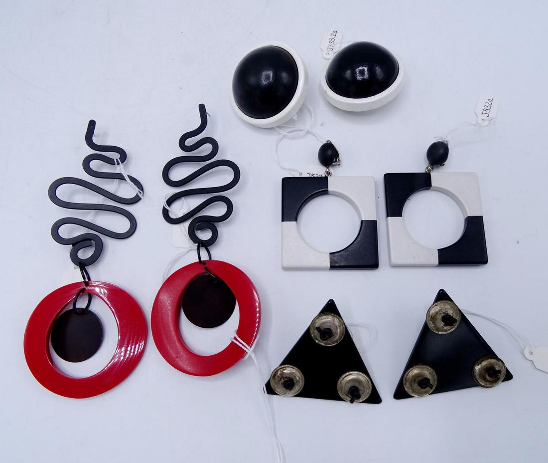 4 PAIRS CLIP EARRINGS INC. DESIGNER COUTURE SOME SGN.: 4 PAIRS CLIP EARRINGS INC. DESIGNER COUTURE SOME SGN. (GEOFFREY BEENE FOUNDATION)