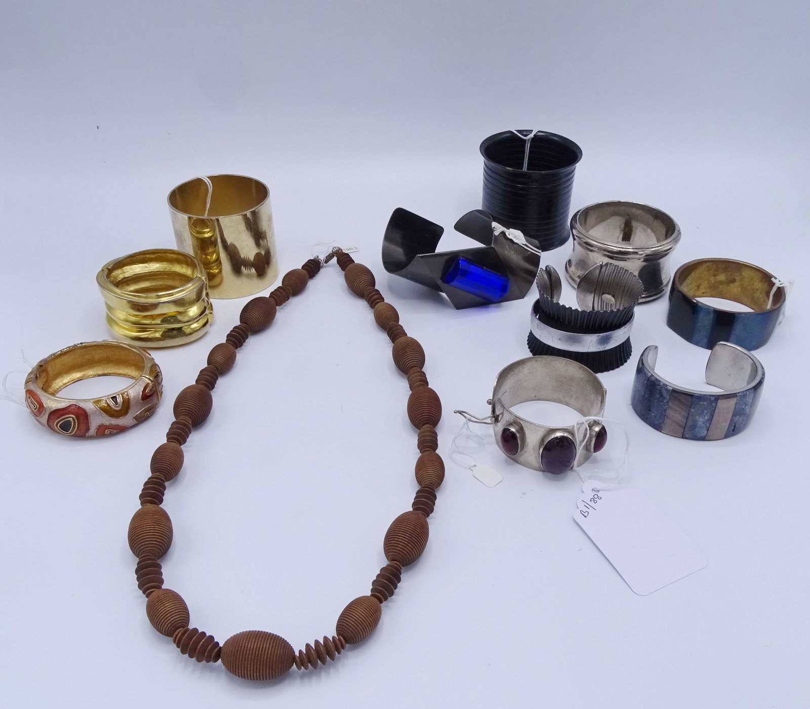 10 ASSORTED BANGLE BRACELETS (GEOFFREY BEENE: 10 ASSORTED BANGLE BRACELETS (GEOFFREY BEENE FOUNDATION)