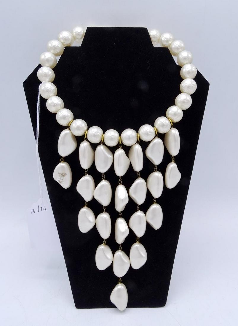 C. 1960 LA PORTE BLEUE PARIS FAUX PEARL NECKLACE: C. 1960 LA PORTE BLEUE PARIS FAUX PEARL NECKLACE GEOFFREY BEENE FOUNDATION