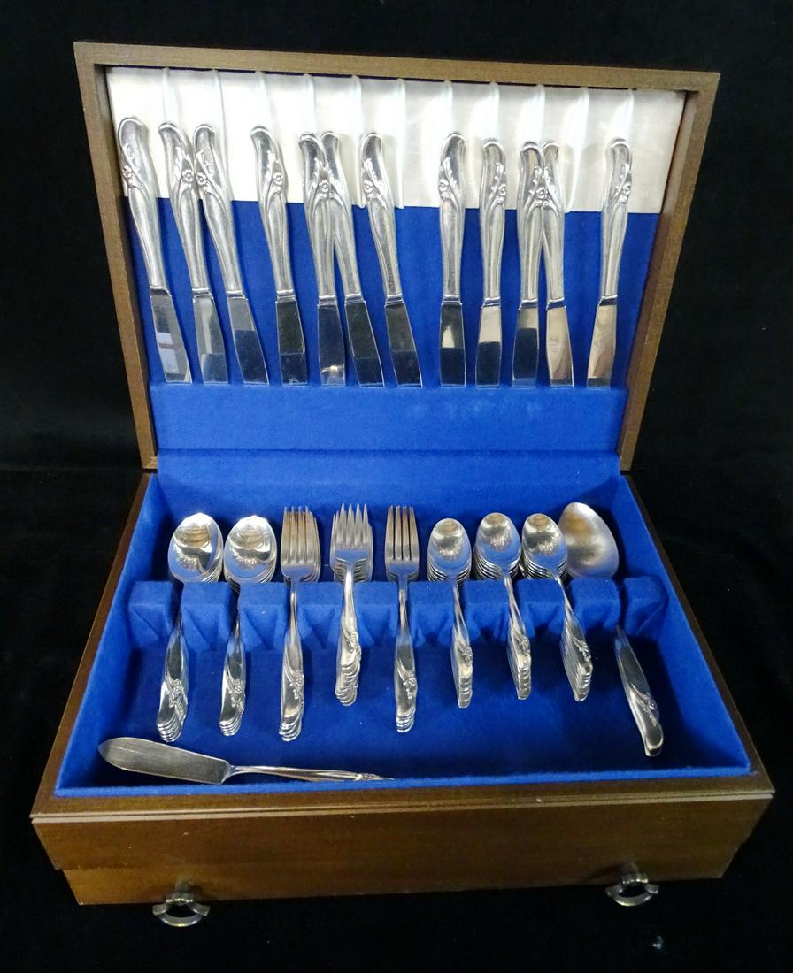 86 PCS. ROGERS SILVERPLATE FLATWARE; KNIFE 9"L: 86 PCS. ROGERS SILVERPLATE FLATWARE; KNIFE 9"L
