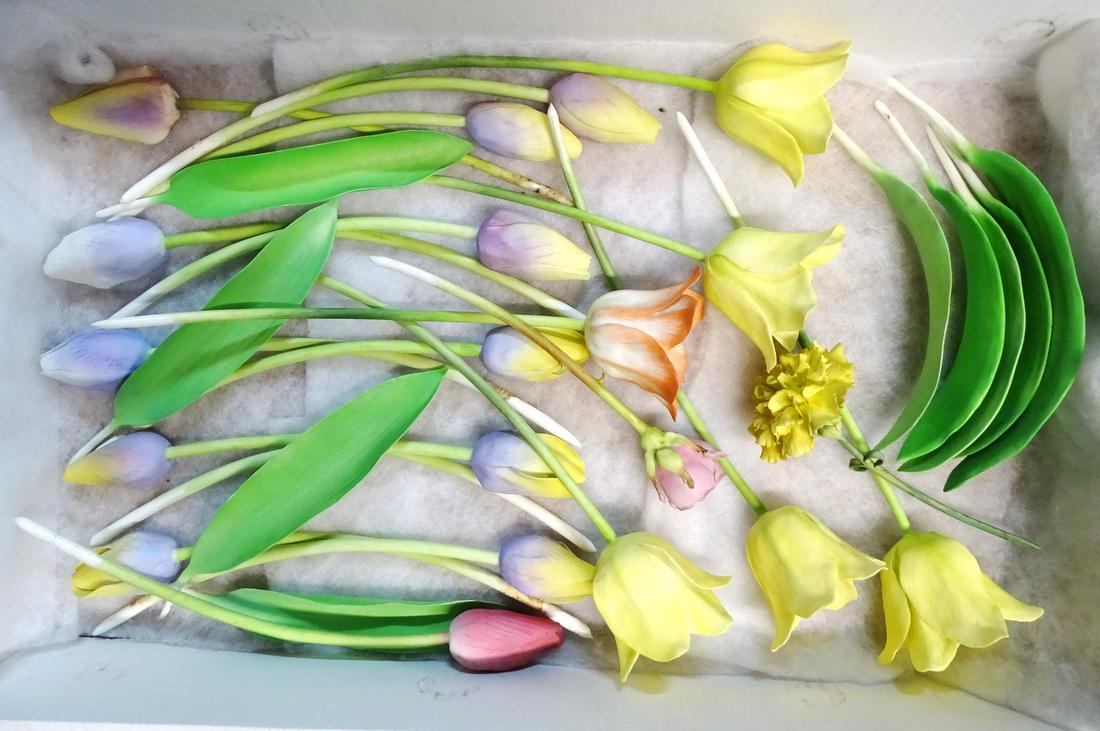 23 + PCS. PORCELAIN FLOWERS & LEAVES: 23 + PCS. PORCELAIN FLOWERS & LEAVES