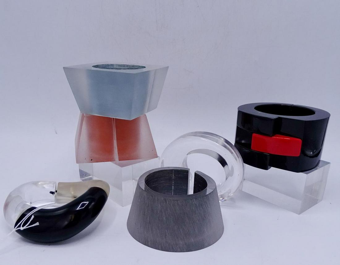 6 LUCITE BANGLES (GEOFFREY BEENE FOUNDATION): 6 LUCITE BANGLES (GEOFFREY BEENE FOUNDATION)