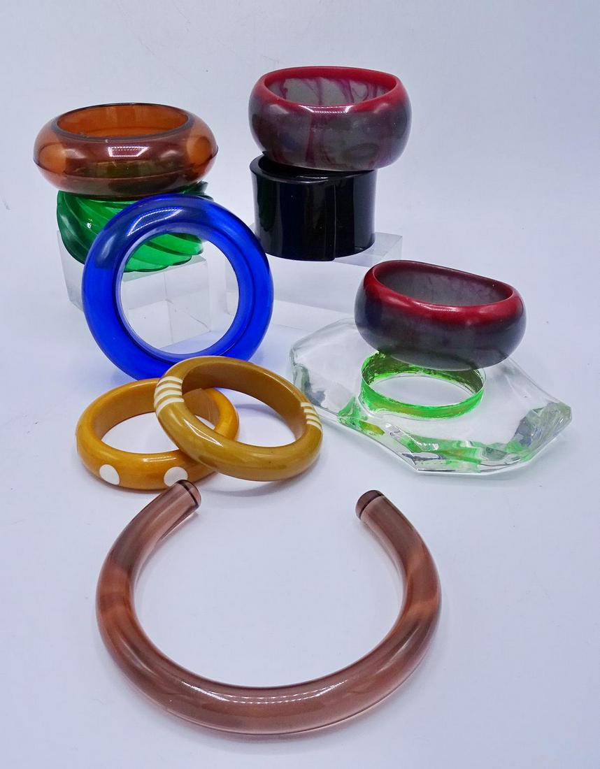 10 ASSORTED PLASTIC BANGLE BRACELETS (GEOFFREY BEENE: 10 ASSORTED PLASTIC BANGLE BRACELETS (GEOFFREY BEENE FOUNDATION)