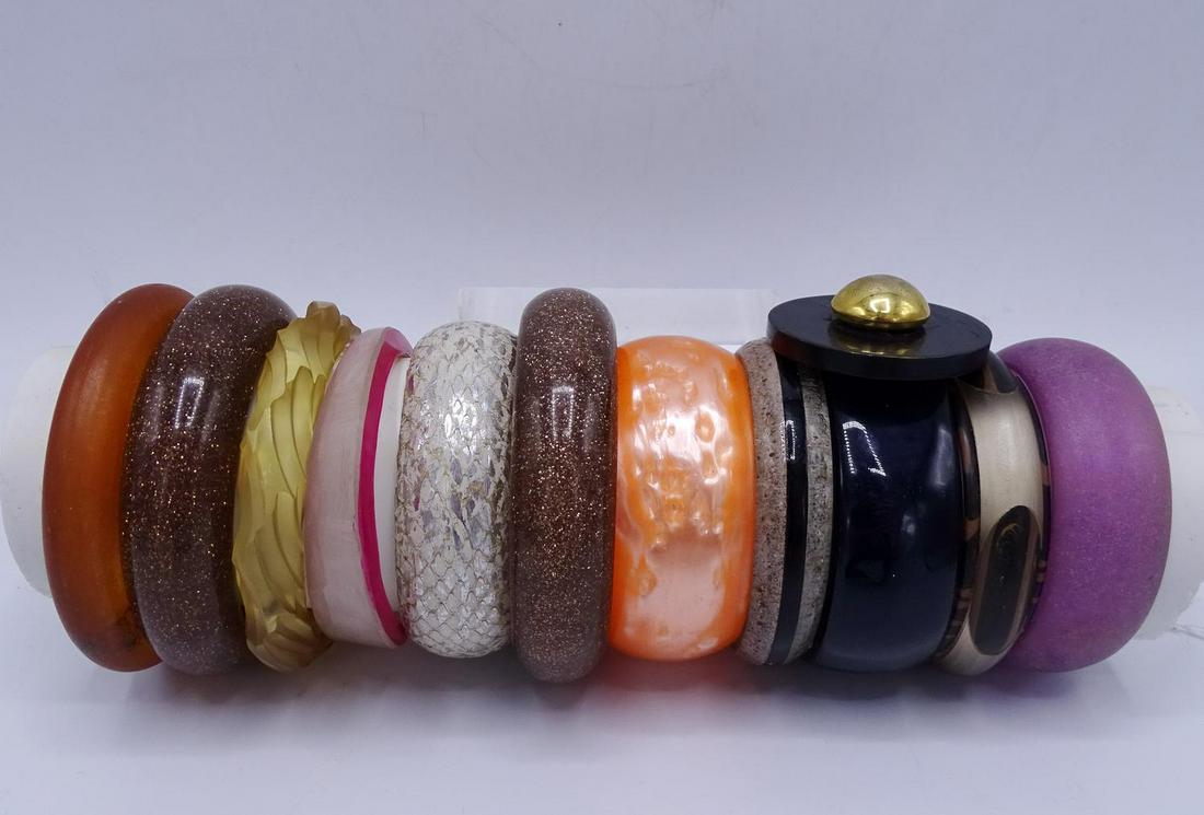 12 ASSORTED PLASTIC BANGLES (GEOFFREY BEENE: 12 ASSORTED PLASTIC BANGLES (GEOFFREY BEENE FOUNDATION)