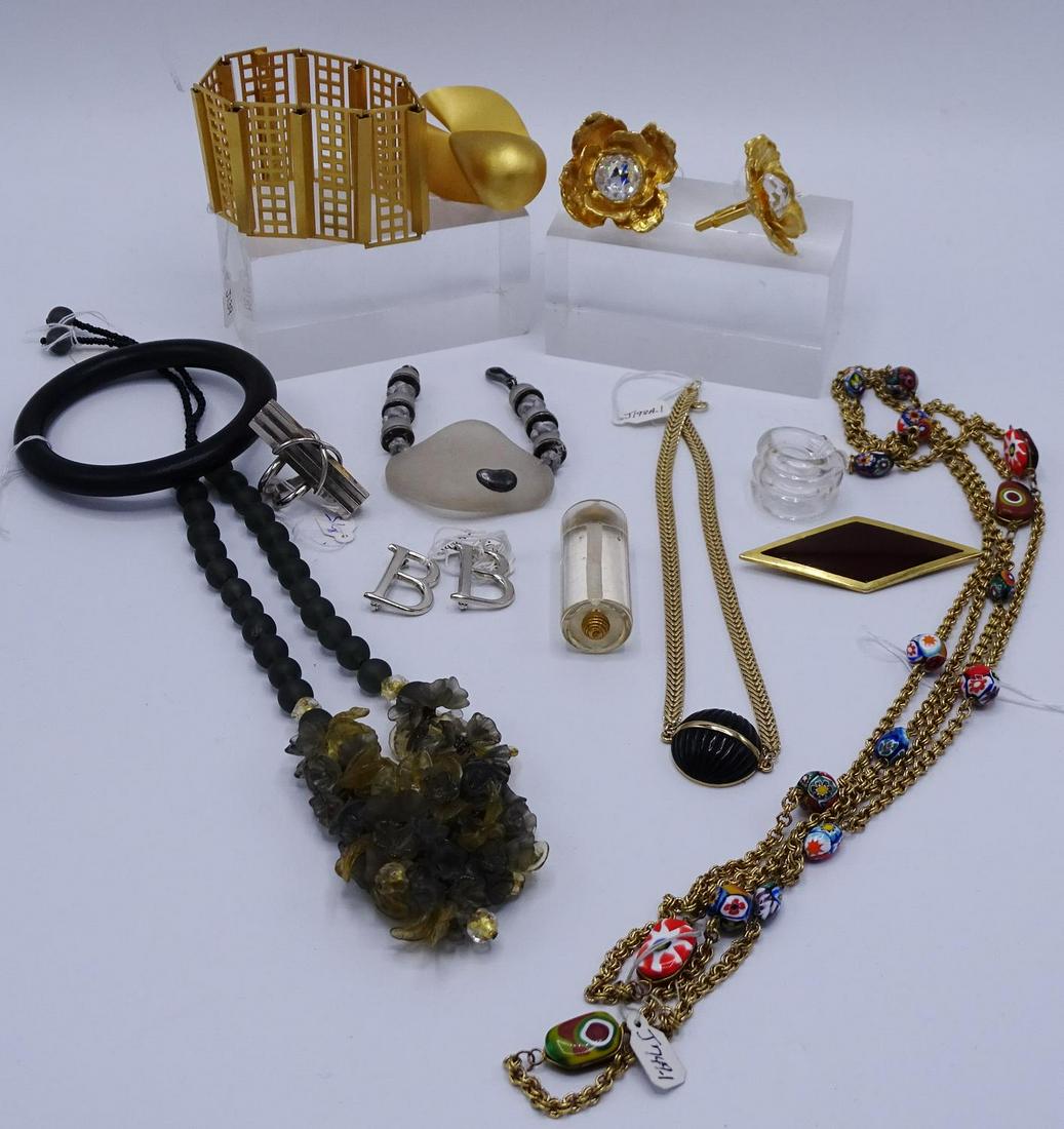 TRAY ASSORTED COSTUME RINGS NECKLACES & BRACELETS: TRAY ASSORTED COSTUME RINGS NECKLACES & BRACELETS (GEOFFREY BEENE FOUNDATION)