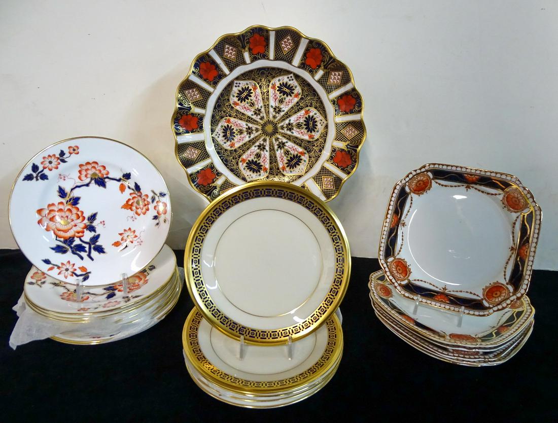 ASSORTED LOT PLATES ROYAL CROWN DERBY, STAFFORDSHIRE &: ASSORTED LOT PLATES ROYAL CROWN DERBY, STAFFORDSHIRE & LENOX