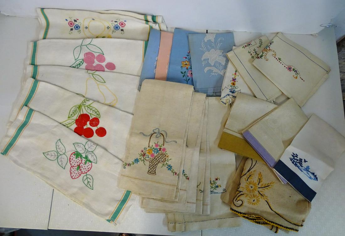 LOT VINTAGE TEXTILES, INC. EMBROIDERED FRUIT NAPKINS: LOT VINTAGE TEXTILES, INC. EMBROIDERED FRUIT NAPKINS