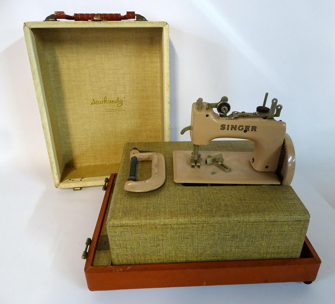 SINGER SEW HANDY SEWING MACHINE W/CASE 6" X 7" X 3.75": SINGER SEW HANDY SEWING MACHINE W/CASE 6" X 7" X 3.75"