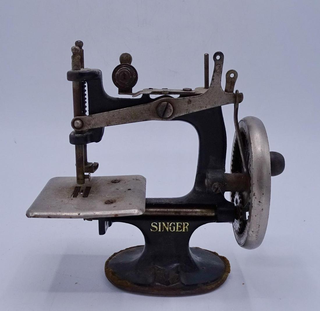 SINGER SEW HANDY MODEL 20 SEWING MACHINE: SINGER SEW HANDY MODEL 20 SEWING MACHINE