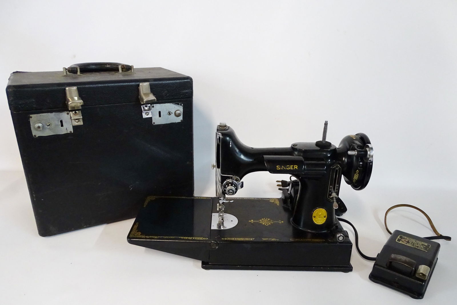 SINGER FEATHER WEIGHT SEWING MACHINE & CASE: SINGER FEATHER WEIGHT SEWING MACHINE & CASE