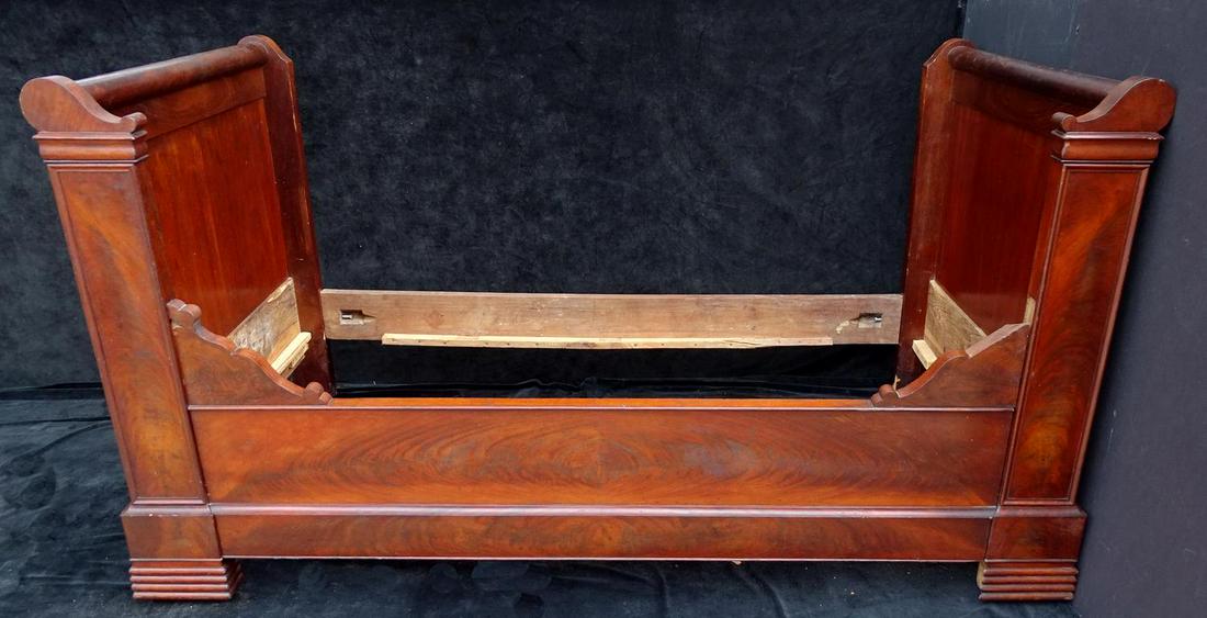 VICTORIAN MAHOGANY DAYBED 42.5"H 77.5"L 39"D: VICTORIAN MAHOGANY DAYBED 42.5"H 77.5"L 39"D