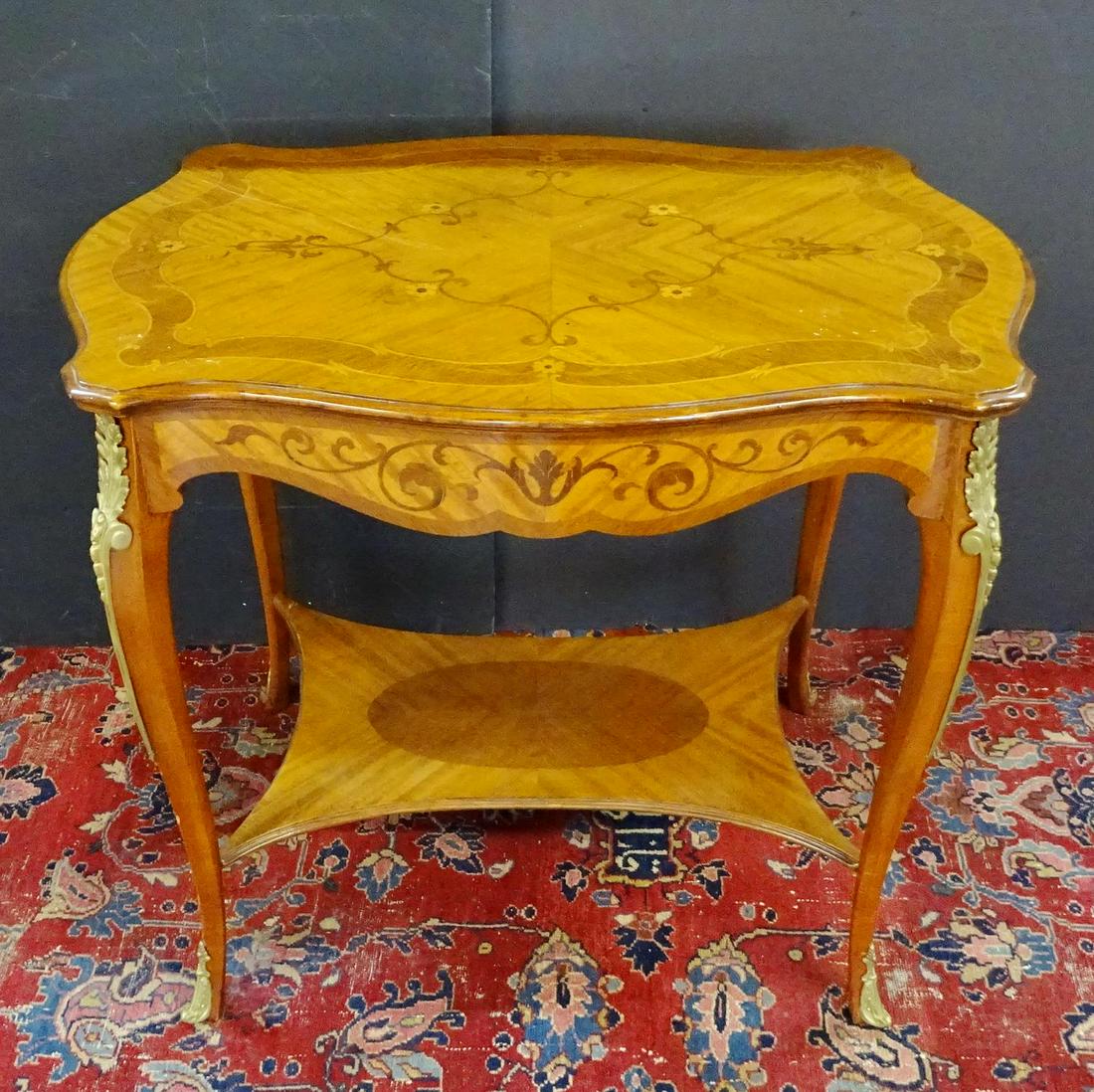 LOUIS XV STYLE MARQUETRY INLAID BRONZE MOUNTED TABLE: LOUIS XV STYLE MARQUETRY INLAID BRONZE MOUNTED TABLE 29.25 X 32.25 X 23.25