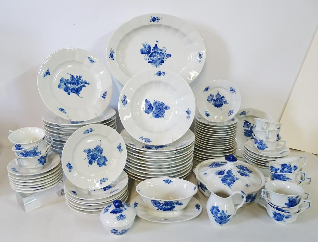 ROYAL COPENHAGEN BLUE & WHITE 82 PC. DINNERWARE SET Apr 25, 2021