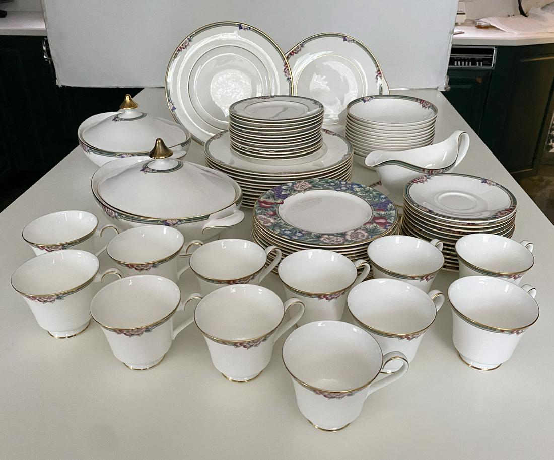 79 PCS. ROYAL WORCESTER ORCHARD HILL PATTERN DINNERWARE (1 of 7)