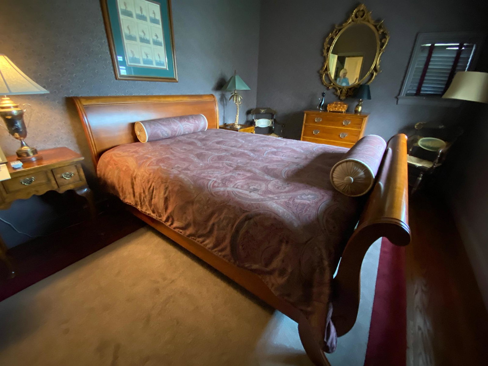 QUEEN SIZE WOODEN SLEIGH BED 45" X 58" X 34: QUEEN SIZE WOODEN SLEIGH BED 45" X 58" X 35