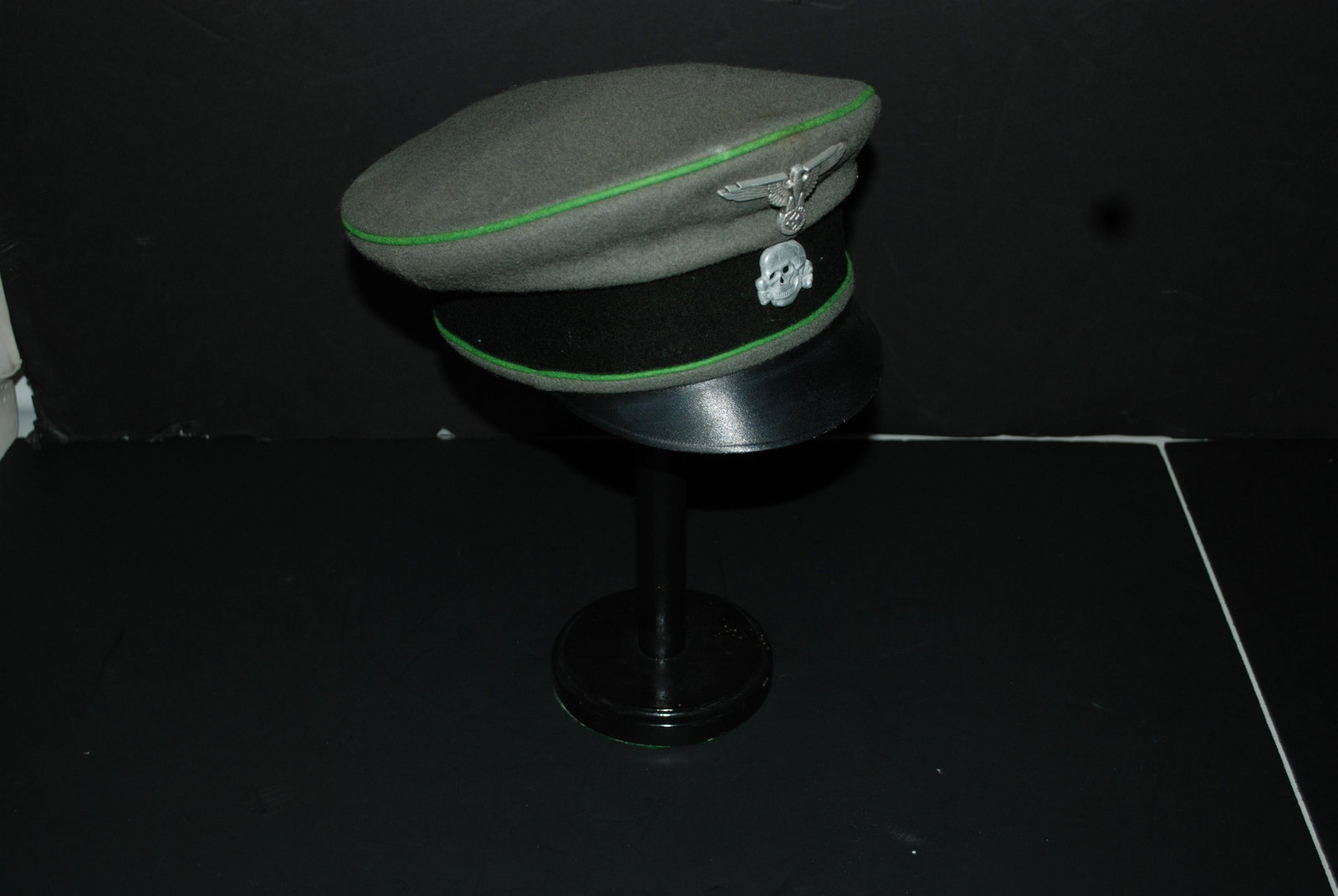 WW 2 GERMAN HAT SKULL INSIGNIA: WW 2 GERMAN HAT SKULL INSIGNIA
