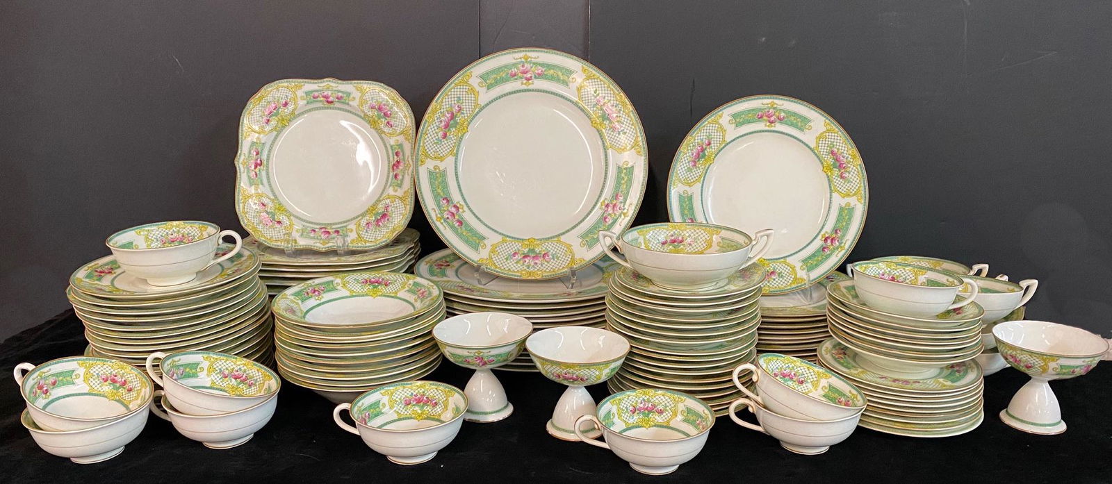 100+ PIECE ROYAL WORCESTER MARSEILLE PATTERN DINNERWARE (1 of 13)