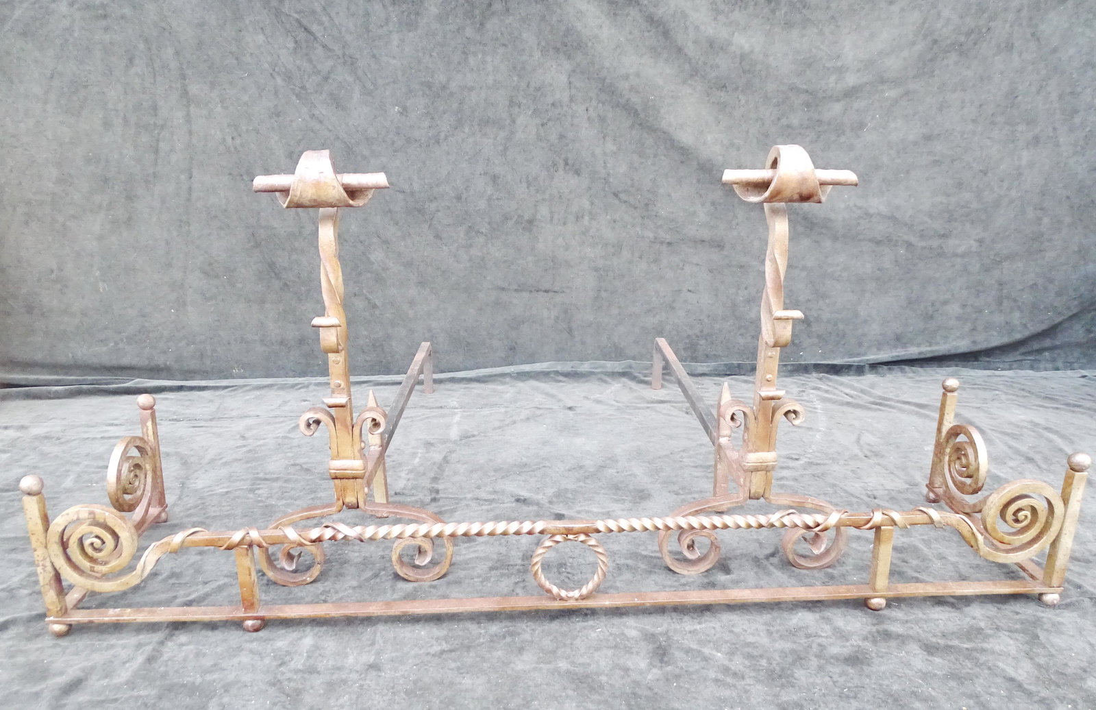 WROUGHT IRON ARTS & CRAFTS FIRE FENDER AND ANDIRONS (8: WROUGHT IRON ARTS & CRAFTS FIRE FENDER AND ANDIRONS (8 X 48 X 12 1/4)