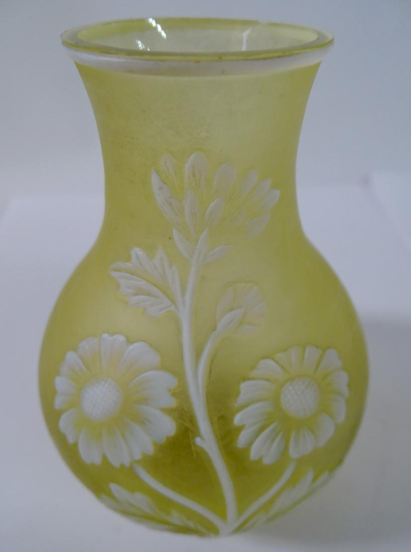 THOMAS WEBB ART GLASS BUTTERLY & FLOWER MOTIF 3.5" H: THOMAS WEBB ART GLASS BUTTERLY & FLOWER MOTIF 3.5" H