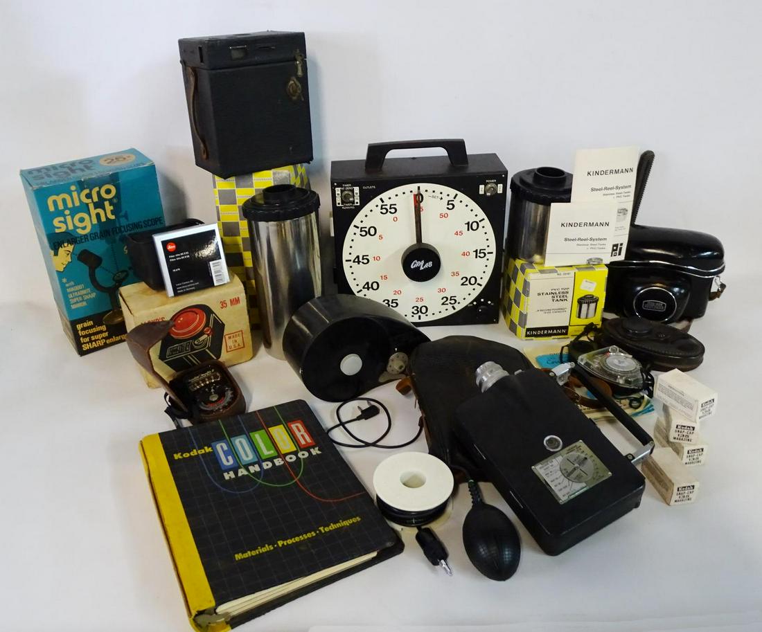LARGE LOT VINTAGE CAMERAS & PHOTOGRAPHY EQUIPMENT INC. (1 of 6)