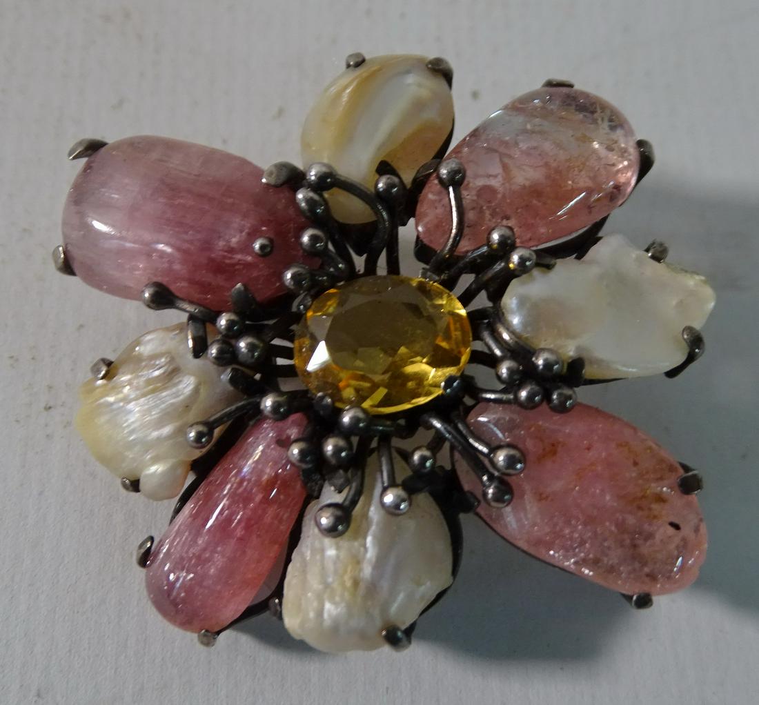 VINTAGE BROOCH "HATTIE CARNEGIE" 1 3/4" X 1 1/2": VINTAGE BROOCH "HATTIE CARNEGIE" 1 3/4" X 1 1/2"