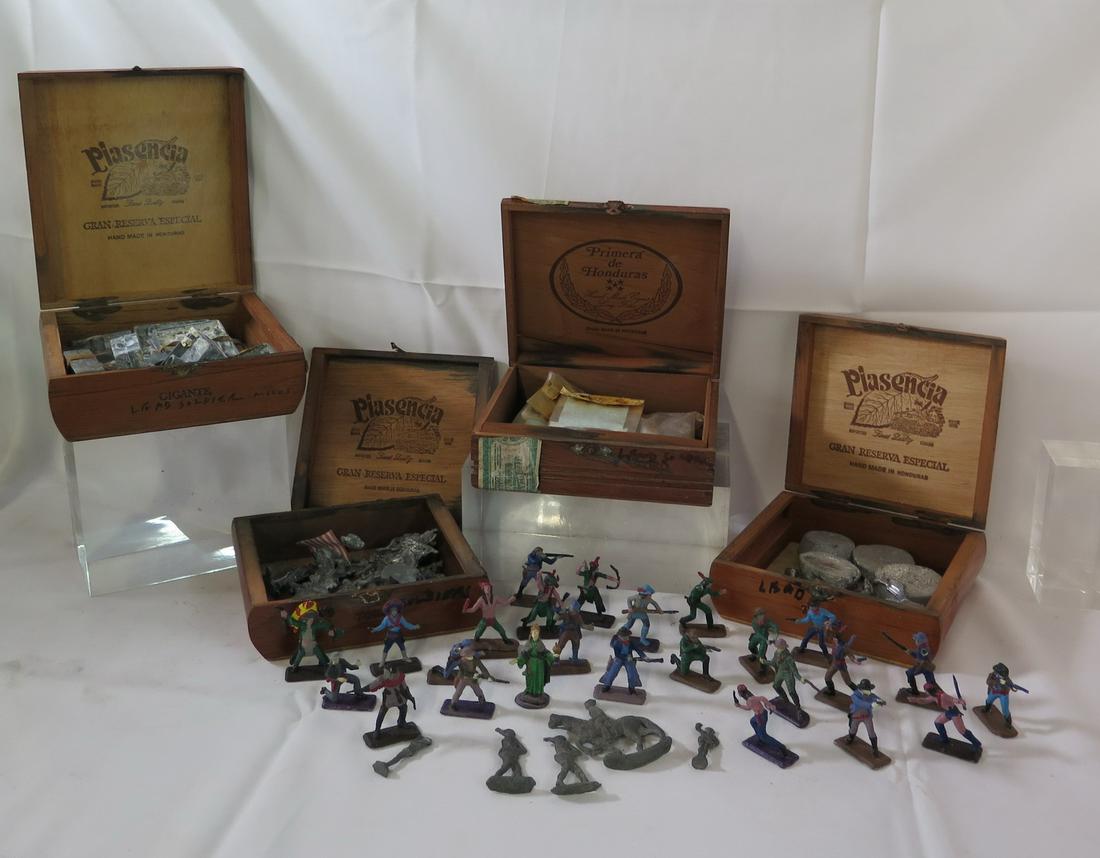 GROUP OF LEAD SOLDIERS & MOLDS (1 of 9)