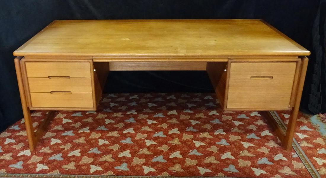 DRYLUND DANISH MODERN TEAK FLOATING DESK 28X70X35: DRYLUND DANISH MODERN TEAK FLOATING DESK 28X70X35