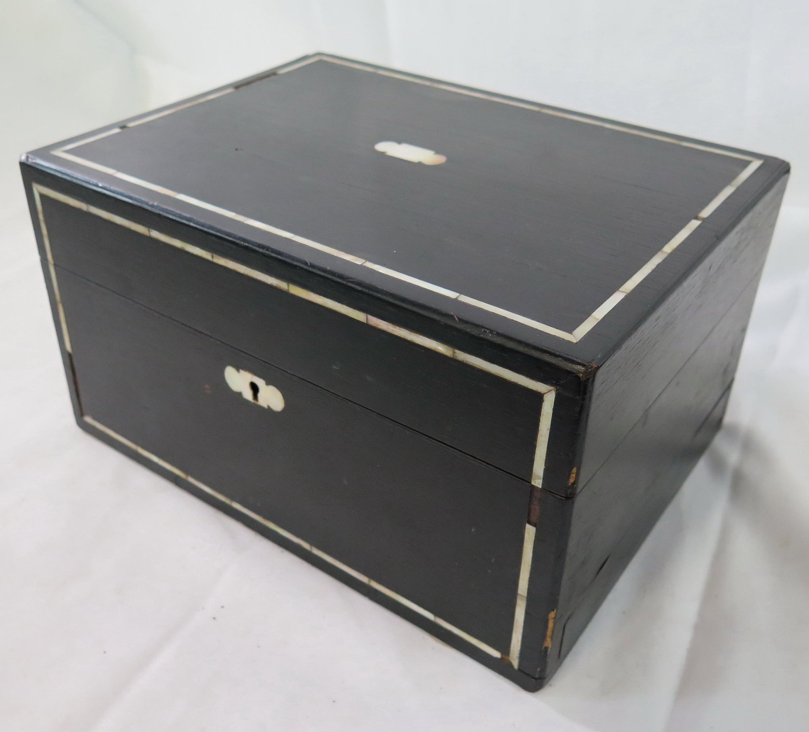 STUPENDOUS LOUIS XIV INLAID FITTED MAKE UP BOX: STUPENDOUS LOUIS XIV INLAID FITTED MAKE UP BOX