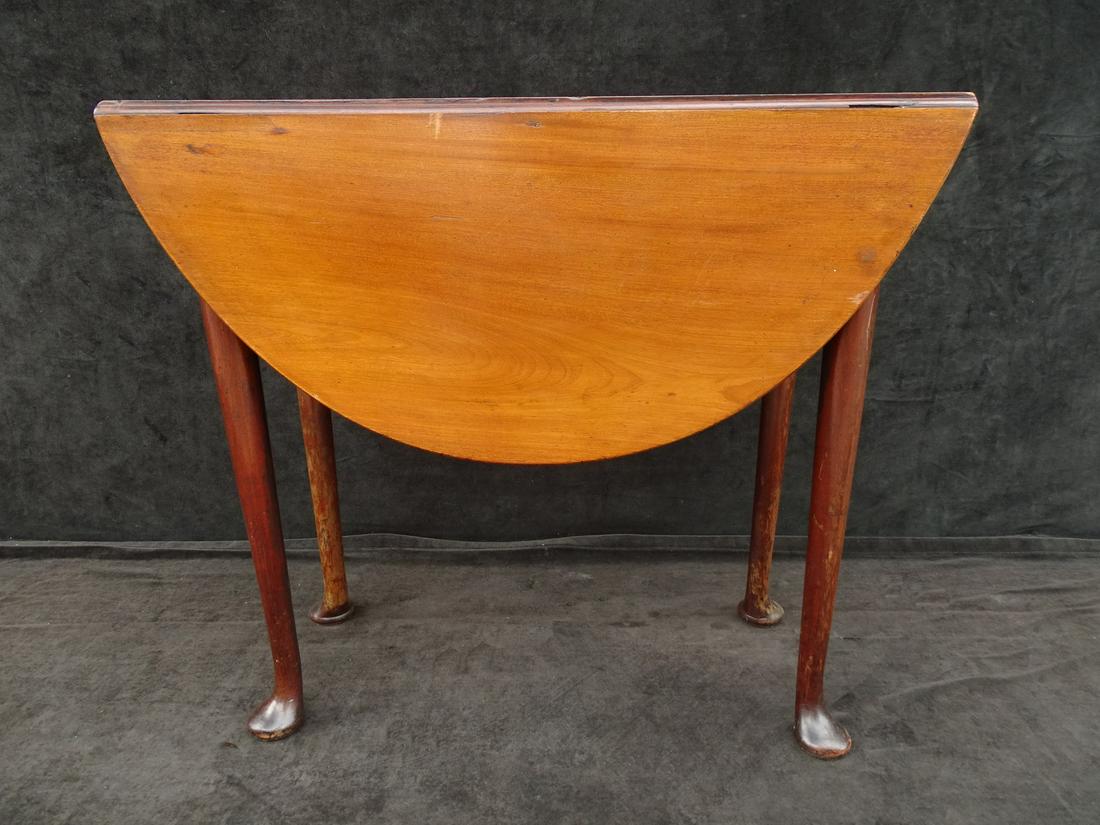 WALNUT DROP LEAF TABLE W/QUEEN ANNE LEGS 27.5" X 39" X 33": WALNUT DROP LEAF TABLE W/QUEEN ANNE LEGS 27.5" X 39" X 33"