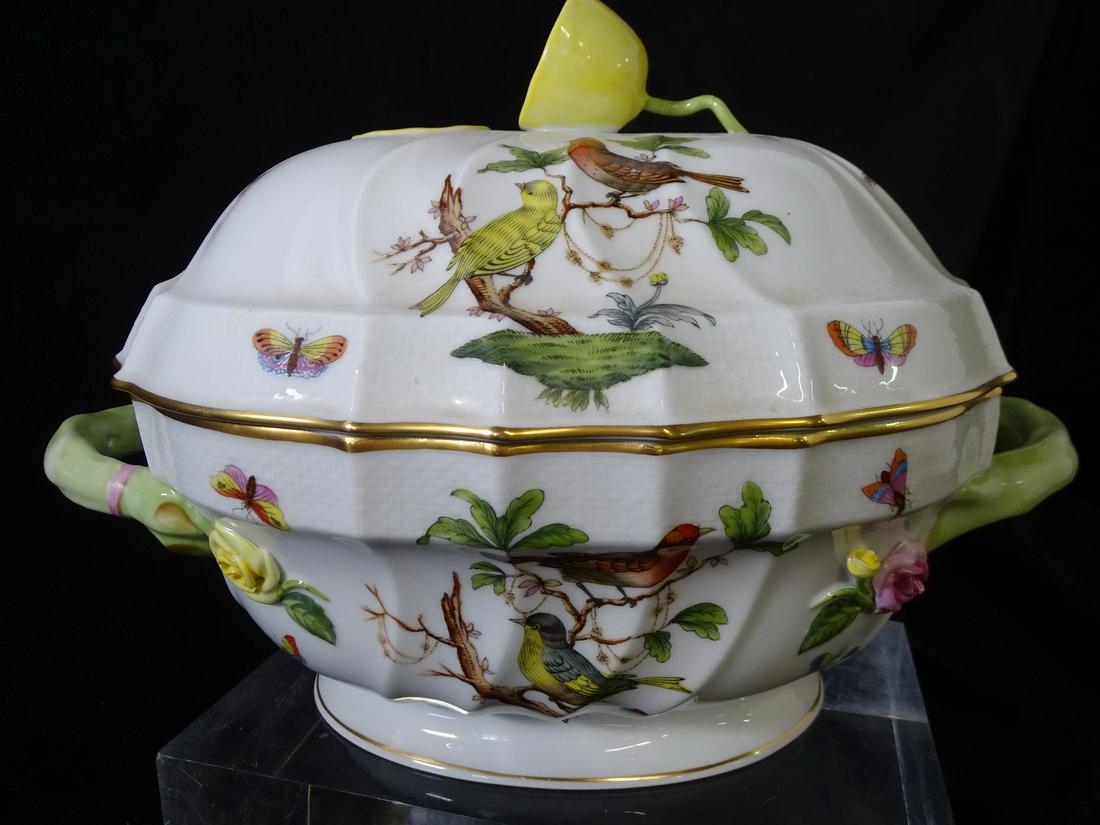 HEREND COVERED TUREEN W/LEMON MOTIF 9" X 13" X 8": HEREND COVERED TUREEN W/LEMON MOTIF 9" X 13" X 8"